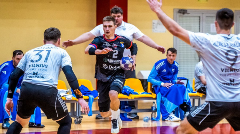 Ar bumbu dobelnieks Ņikita Pančenko. Foto: Zigismunds Zālmanis / ZRHK Tenax Dobele