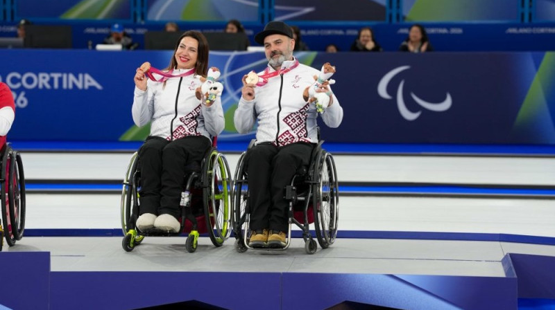 Poļina Rožkova un Agris Lasmans Foto: World Curling