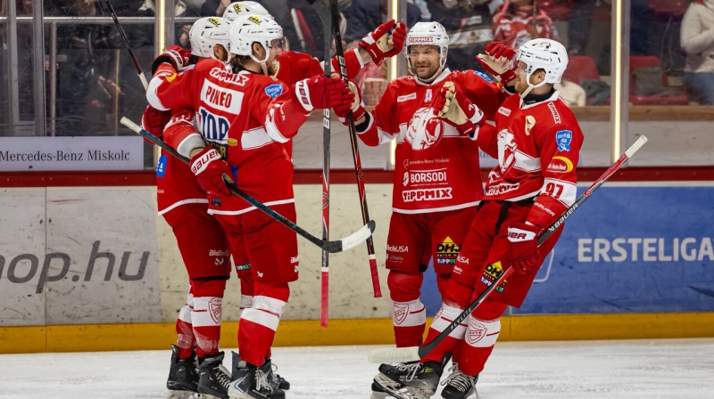 Ēriks Žohovs (Nr. 97) ar komandas biedriem pēc vārtu guvuma. Foto: NGS Photo/DVTK Jegesmedvék