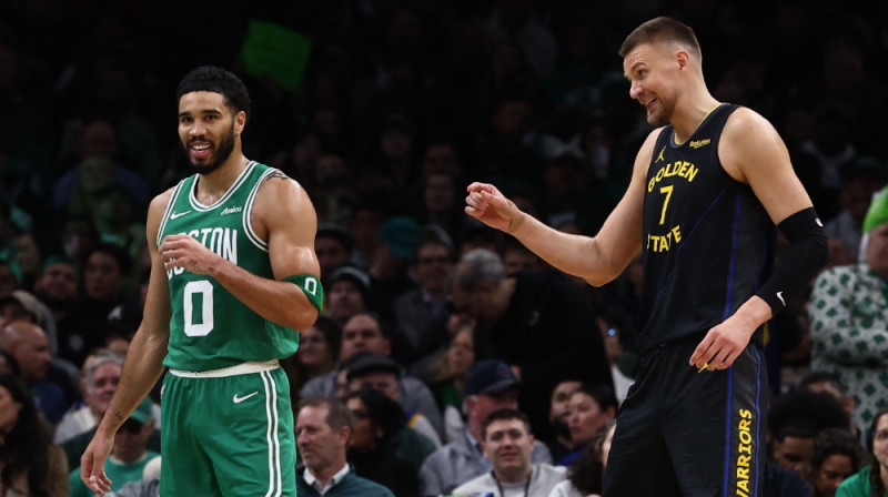 Džeisons Teitums un Kristaps Porziņģis. Foto: Getty Images via AFP/Scanpix