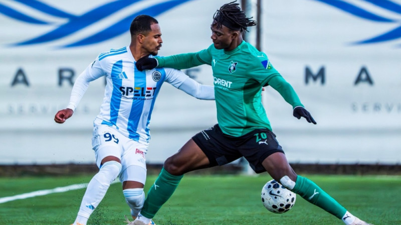 Kaju (#99) pret Jubu Traorē (#20). Foto: Riga FC
