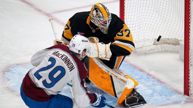 Pitsburgas "Penguins" vārtsargs Artūrs Šilovs ielaiž ripu pēc Kolorado "Avalanche" uzbrucējs Neitana Makkinona metiena. Foto: AP Photo/Gene J. Puskar/Scanpix