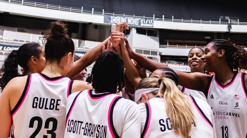 Aleksa Gulbe un "Lyon" basketbolistes. Foto: Lyon ASVEL