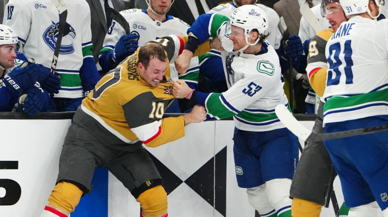 Teodors Bļugers pret Koltonu Sisonsu. Foto: Reuters/Scanpix
