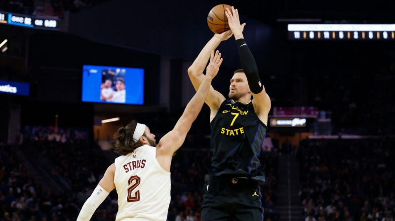 Makss Struss un Kristaps Porziņģis. Foto. AFP. Scanpix