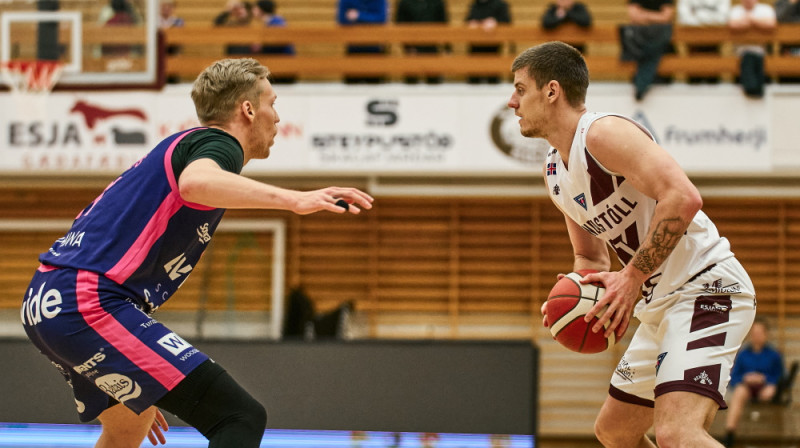 Jānis Bērziņš aizsardzībā pret Dāvi Geku. Foto: Tindastoll