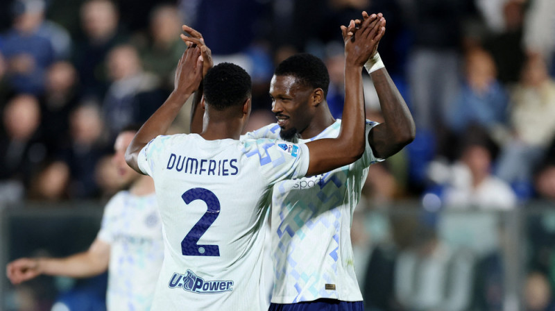 "Inter" futbolisti Markuss Turams un Denzels Damfriss svin komandas ceturto vārtu guvumu. Foto: REUTERS/Claudia Greco/Scanpix