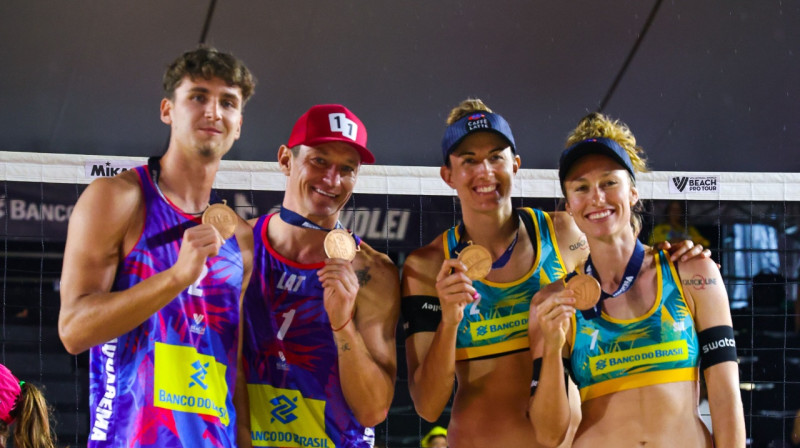 Sakvaremas bronza - Kristians Fokerots, Mārtiņš Pļaviņš, Tanja Huberli, Nīna Brunnere. Foto: volleyballworld.com