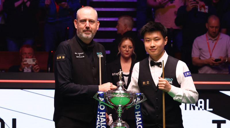 Marks Viljamss un Čžao Sjiņtuns pirms 2025. gada pasaules čempionāta fināla atklāšanas. Foto: Action Images via Reuters/Andrew Boyers/Scanpix