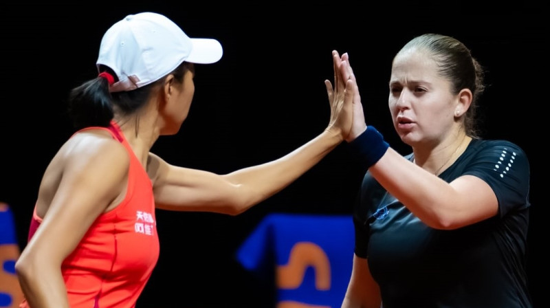 Šuai Džana un Aļona Ostapenko. Foto: WTA