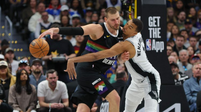 Nikola Jokičs pret Viktoru Vembanjamā. Foto: AFP/Scanpix