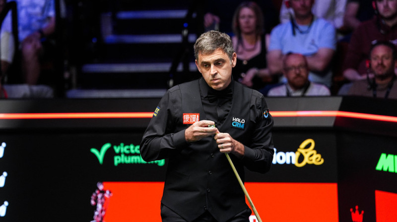 Ronijs O'Salivans gatavojas sitiena veikšanai pasaules čempionāta spēlē pret Džonu Higinsu. Foto: Richard Bierton/IMAGO/Every Second Media/Scanpix