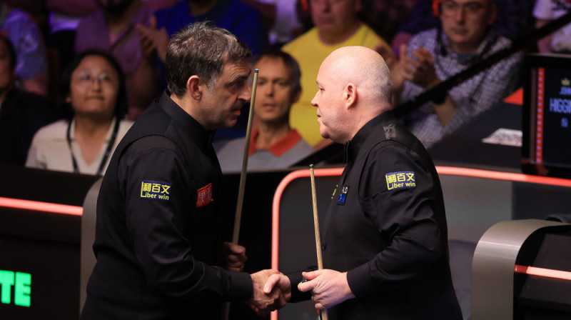 Ronijs O'Salivans atzīst zaudējumu pasaules čempionāta snūkerā otrās kārtas spēlē pret Džonu Higinsu. Foto: Nigel French/PA via AP/Scanpix