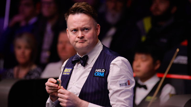 Šons Mērfijs pasaules čempionāta ceturtdaļfināla spēlē pret esošu pasaules čempionu Sjiņtunu Džao. Foto: Tai Chengzhe/IMAGO/VCG/Scanpix