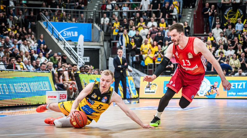 Toms Skuja pret Minhenes "Bayern" snaiperi Andreasu Obstu. Foto: Sandy Dinkelacker/Eibner-Pressefoto/Scanpix