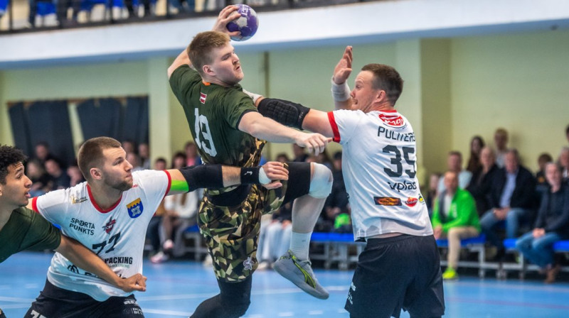 Ar bumbu Valdis Kalniņš (ASK/MSĢ). Foto: Zigismunds Zālmanis / ZRHK Tenax Dobele