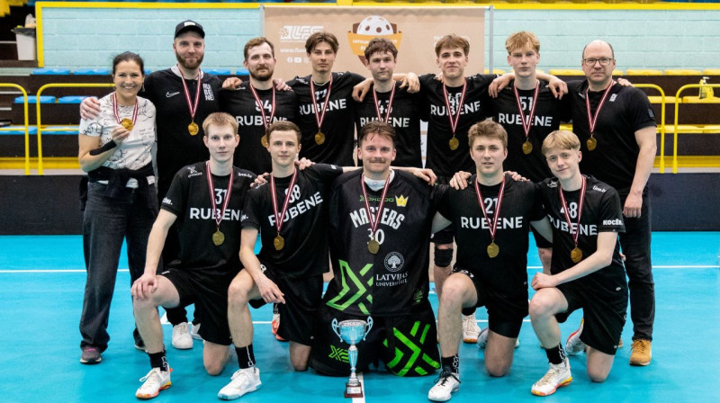Kocēnu "Rubene" ar Latvijas čempiones 3x3 florbolā čempiones kausu. Foto: Anita Stukāne