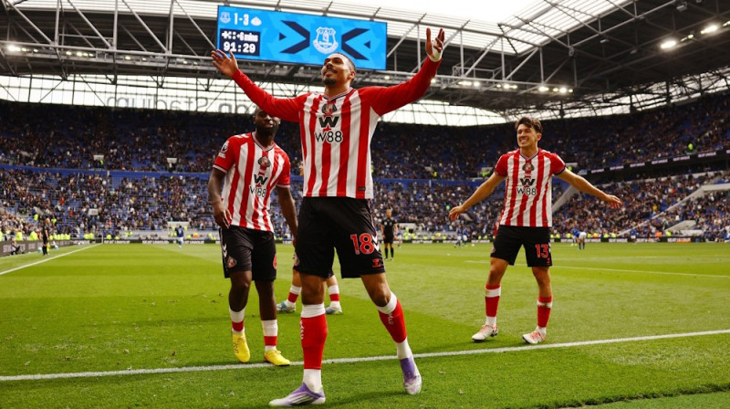"Sunderland" spēlētāji atzīmē vārtu guvumu, Foto: Reuters/Scanpix