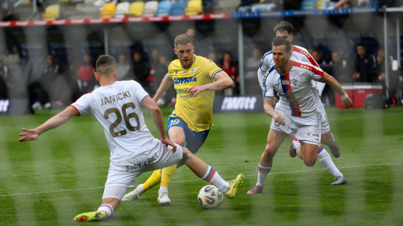 Vladislavs Gutkovskis uzbrukumā. Foto: Tomasz Duc/Arka Gdynia