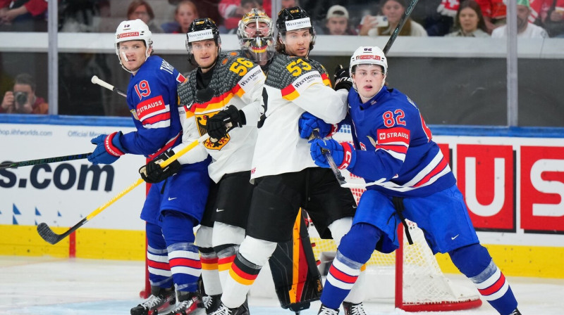 Amerikāņi un vācieši Filipa Grūbauera vārtu priekšā. Foto: André Ringuette/IIHF
