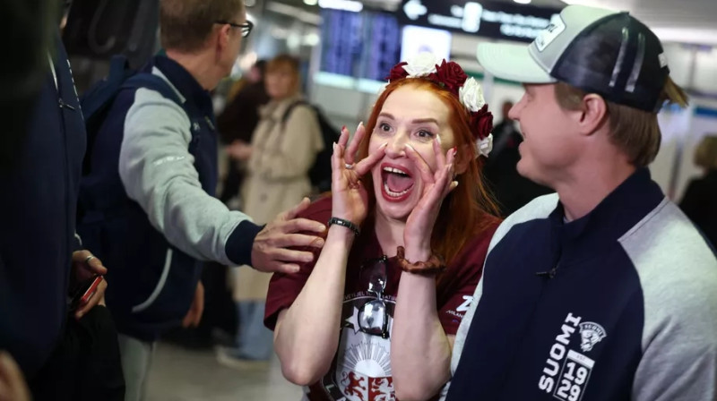 Latvijas fane un Mikaels Granlunds. Foto: Pasi Liesimaa / iltalehti.fi