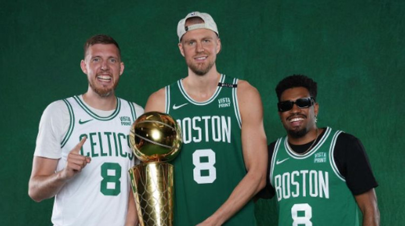 Felipi Gabriels (pa labi) kopā ar Kristapu Porziņģi un NBA čempionu kausu. Foto: felipegabrieldsx/Instagram