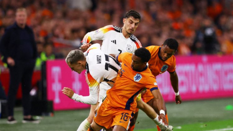 Kvintens (#16) un Jurriens Timberi pret Vāciju. Foto: Reuters/Scanpix