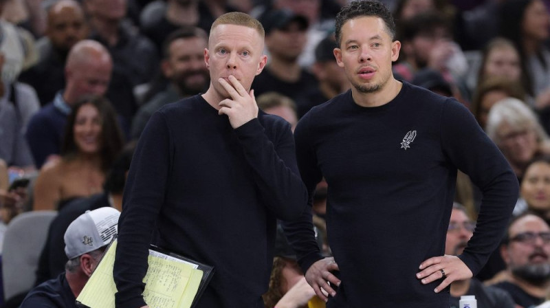 No kreisās - Šons Svīnijs un "Spurs" galvenais treneris Mičs Džonsons Foto: AFP/Scanpix