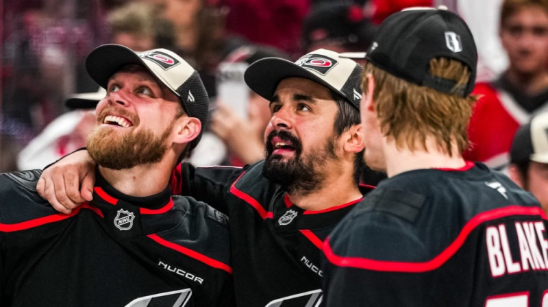 Nikolajs Īlerss un Sets Džērviss. Foto: Carolina Hurricanes