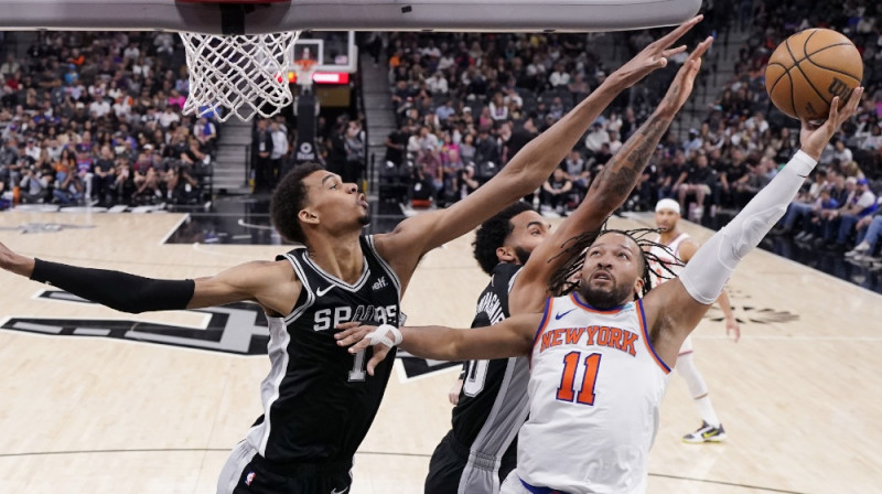 Viktors Vembanjamā un Džeilens Bransons. Foto: AP/Scanpix