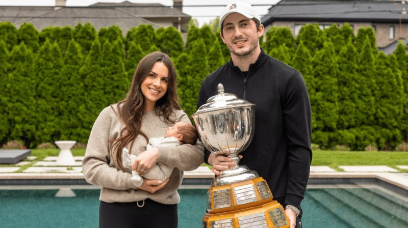 Zeks Verenskis ar Džeimsa Norisa trofeju un ģimeni Foto: NHL