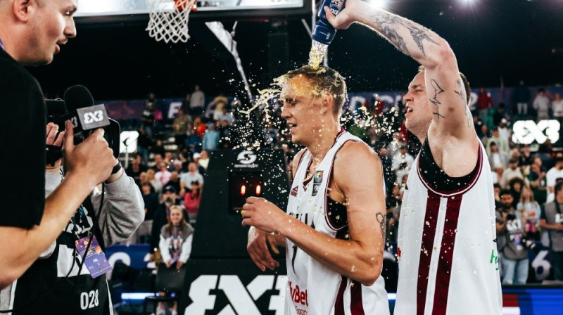 Nauris Miezis un Kārlis Pauls Lasmanis Foto: FIBA