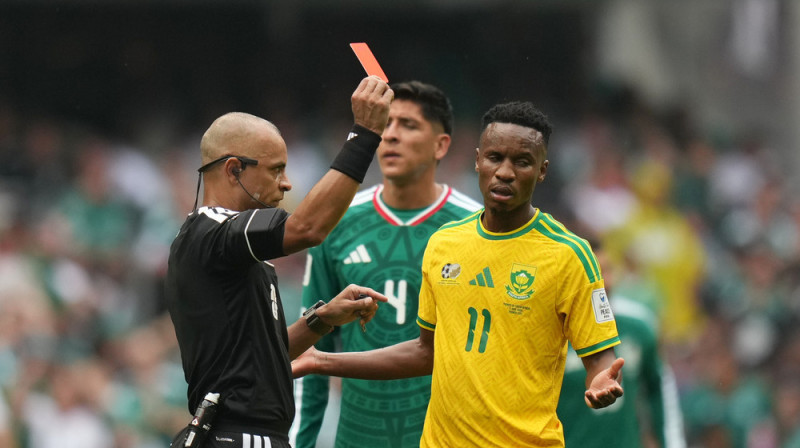 Dienvidāfrikas futbolists Temba Zvane saņem tiešo noraidījumu Pasaules kausa spēlē pret Meksiku. Foto: AP Photo/Silvia Izquierdo/Scanpix