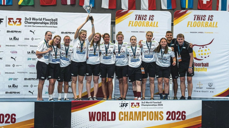 Latvijas sieviešu 3x3 florbola izlase uz goda pjedestāla. Foto: Pedro Munjoss Martīns, IFF