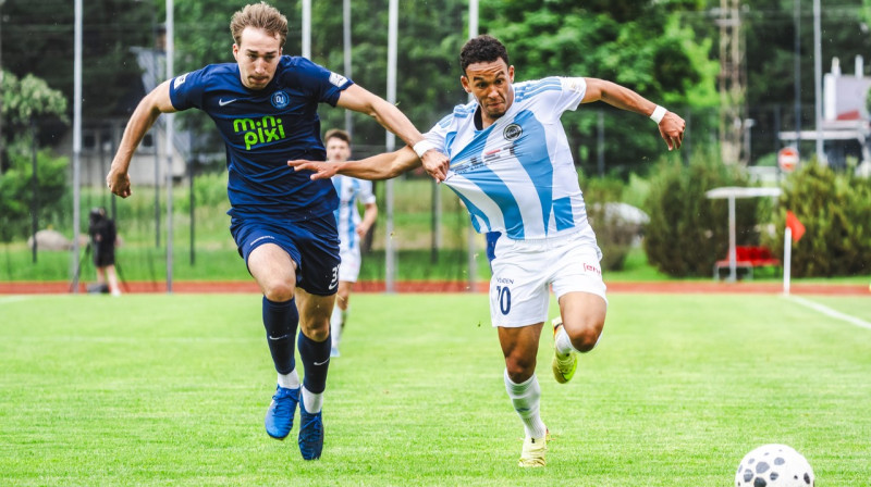 "Riga" futbolists Žuans Kristians cīņā pret Ogres vienības aizsargu Mārtiņu Lormani. Foto: Riga FC