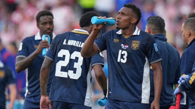 Panamas futbolisti ūdens pauzē. Foto: AP/Scanpix