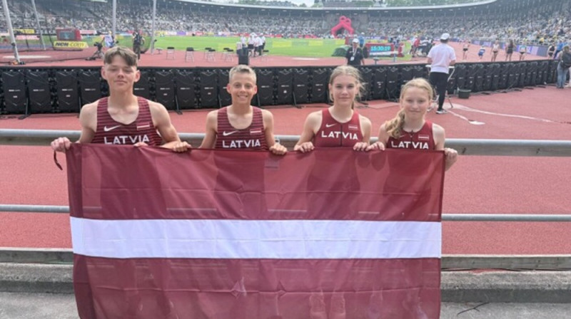 No kreisās: Henriks Repiulis, Olivers Popens, Anna Odziņa un Paula Strapcāne. Foto: LVS.