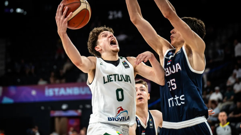 Lietuvietis Kristups Sabecks cīņā pret Serbijas U17 valstsvienību. Foto: FIBA