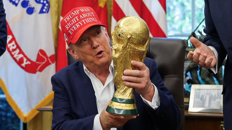 Donalds Tramps ar Pasaules kausa galveno trofeju. Foto: Reuters/Scanpix