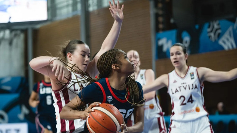 Madara Šakalova (#24) spēlē pret ASV. Foto: FIBA