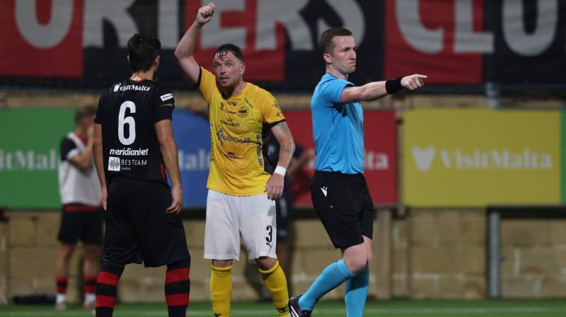 Tiesnesis Džeremijs Millers nozīmē 11 metru soda sitienu uz Hamrunas "Spartans" vārtiem. Foto: Domenic Aquilina/Imago Images/Scanpix