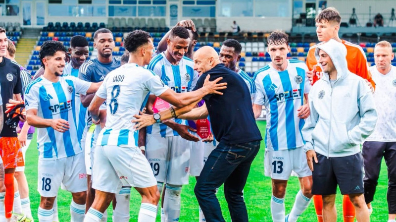 ''Riga'' futbolisti un treneris Adriāns Guļa. Foto: Riga Football Club