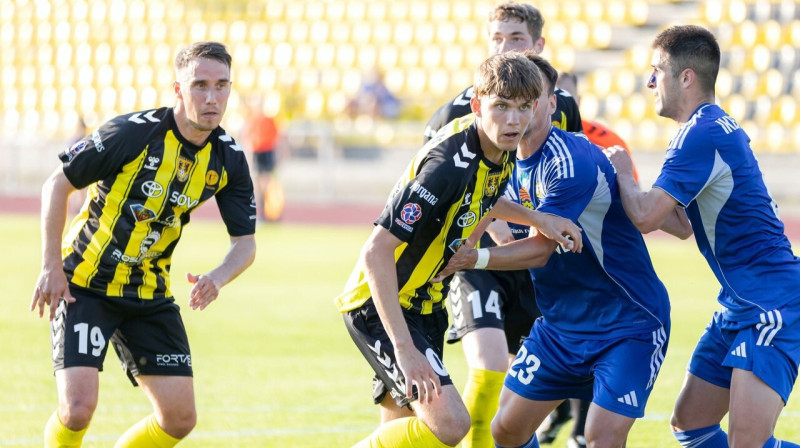 Dāvis Ikaunieks (Nr. 19) cīņā. Foto: FA Šiauliai