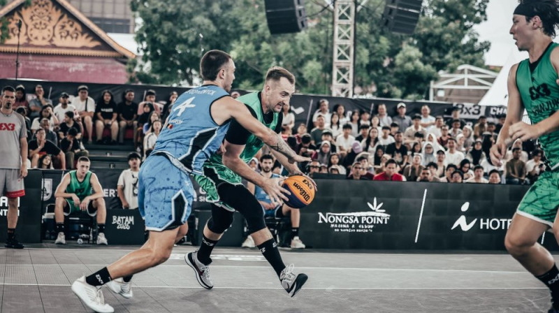 Rihards Kuksiks ar bumbu Foto: FIBA 3x3
