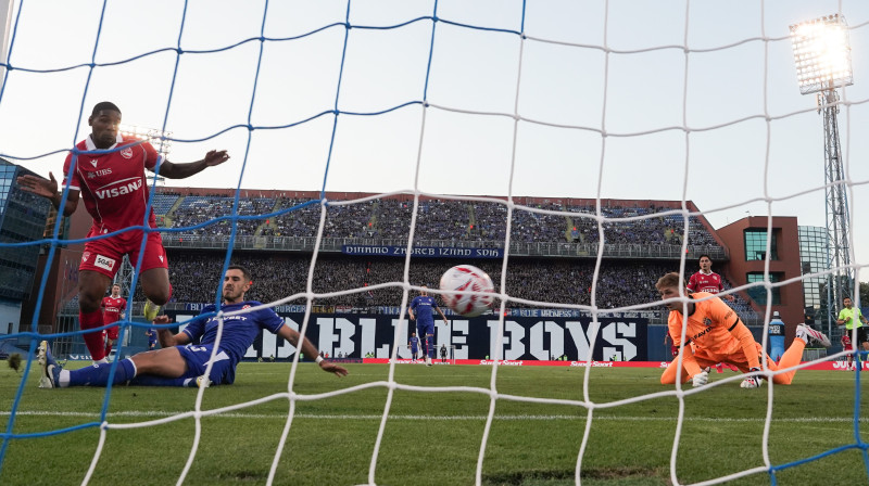Tūnas kluba uzbrucējs Braitons Labo raida bumbu Zagrebas "Dinamo" cietoksnī. Foto: Luka Kolanović/Keystone/Scanpix