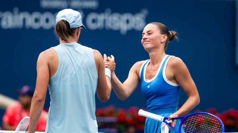 Iga Švjonteka un Marta Kostjuka. Foto: Jimmie48 / WTA