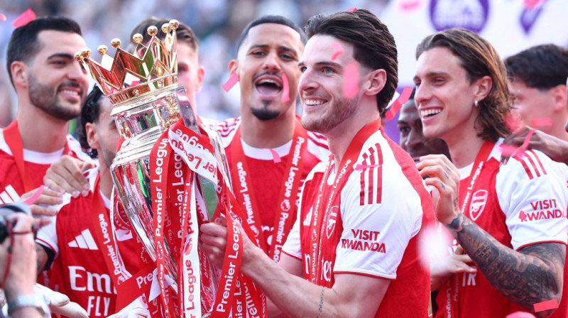 Londonas "Arsenal" futbolisti paceļ Premjerlīgas čempionu trofeju. Foto: AP/Scanpix