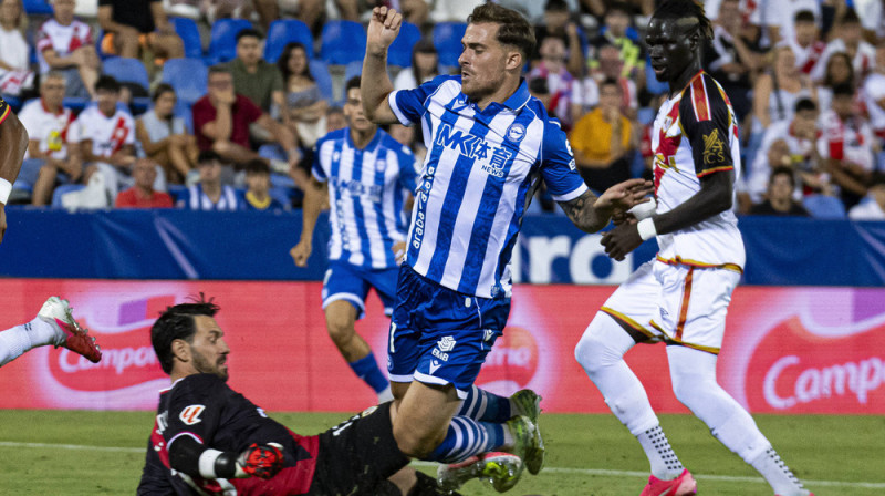 "Rayo" vārtsargs Augusto Batalja gūst savainojumu sadursmē ar "Alaves" uzbrucēju Toni Martinesu. Foto: Alejandro Matias/IMAGO/AgenciaLOF/Scanpix