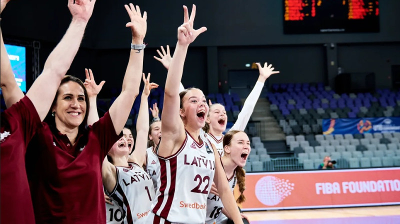 Liene Jansone un Latvijas U16 meiteņu izlase. Foto: FIBA