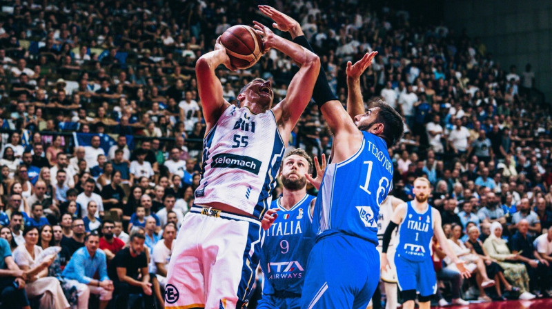 Luka Garza uzbrukumā Bosnijas un Hercegovinas cīņā pret Itālijas valstsvienību. Foto: FIBA